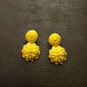 Gold tone post and butterfly back earings